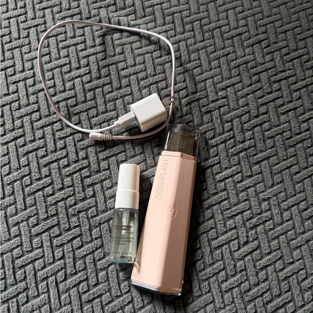 DERMAPORE+
Ultrasonic Pore Extractor + Skincare Infuser